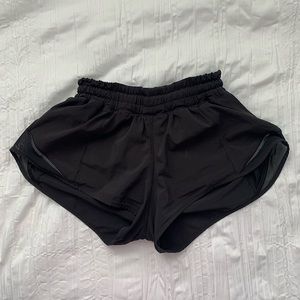 lululemon 2.5” hotty hot short